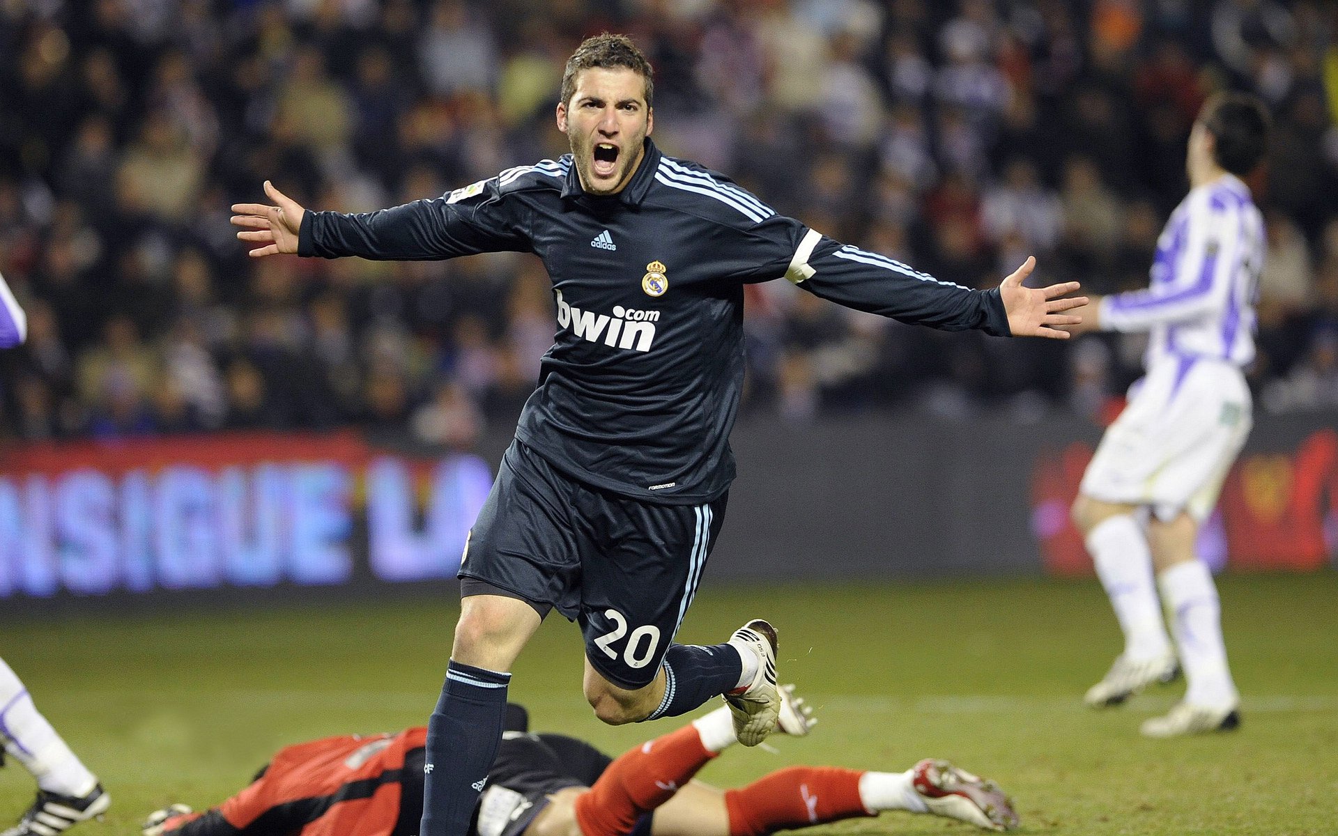 开云体育世界杯-布伦森爆发，公牛最后时刻击败广东队，一场跨越时空的篮球对话